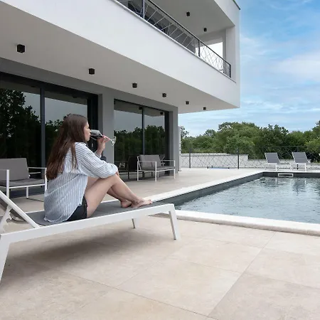 Luxusvilla Mit Pool, Jacuzzi, Ping-pong, Billard *